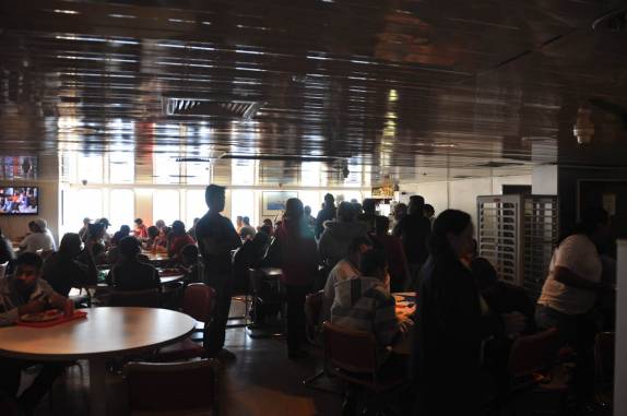 O refeitório do ferry-boat entre Mazatlán e La Paz, na Baja California - México